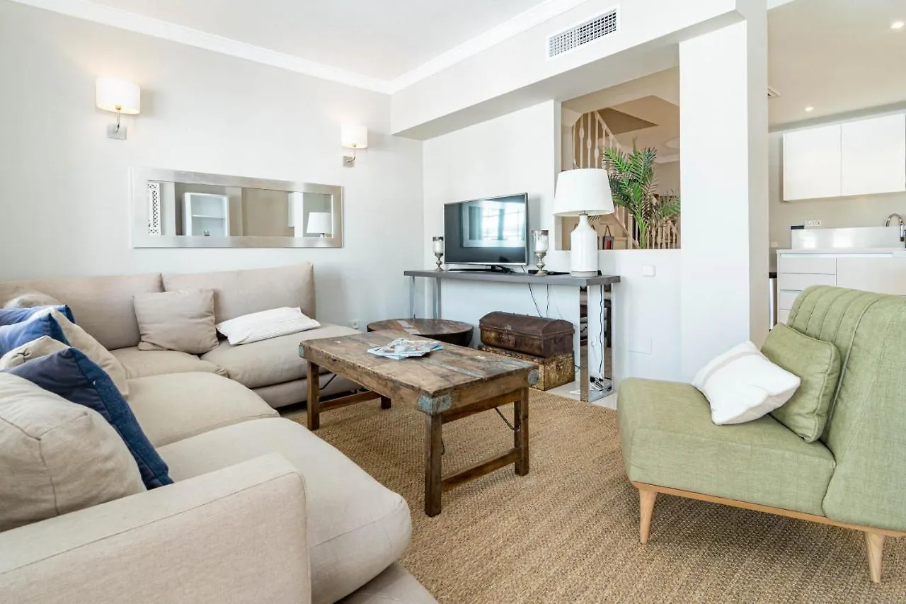 Feriehus Captivating Coastal Townhouse In Aloha Pueblo With Amazing Mountain Views Marbella