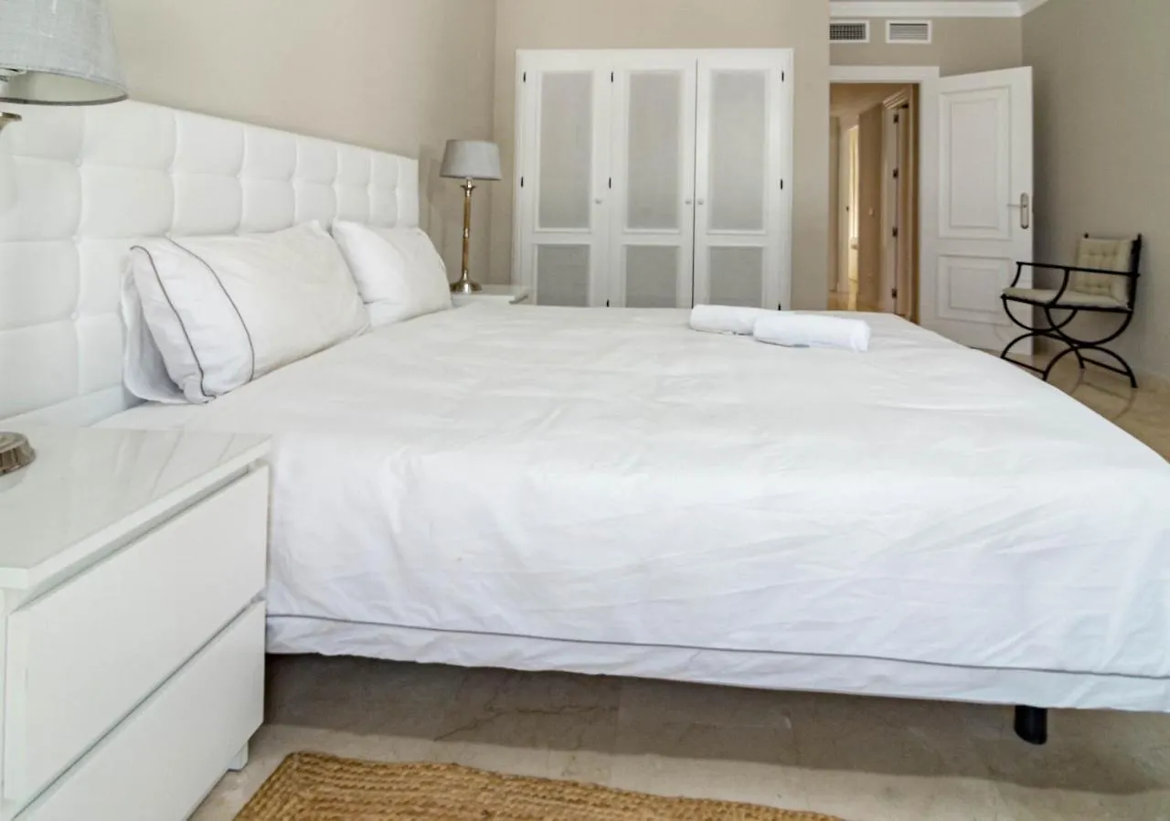 Feriehus Captivating Coastal Townhouse In Aloha Pueblo With Amazing Mountain Views Marbella Spanien