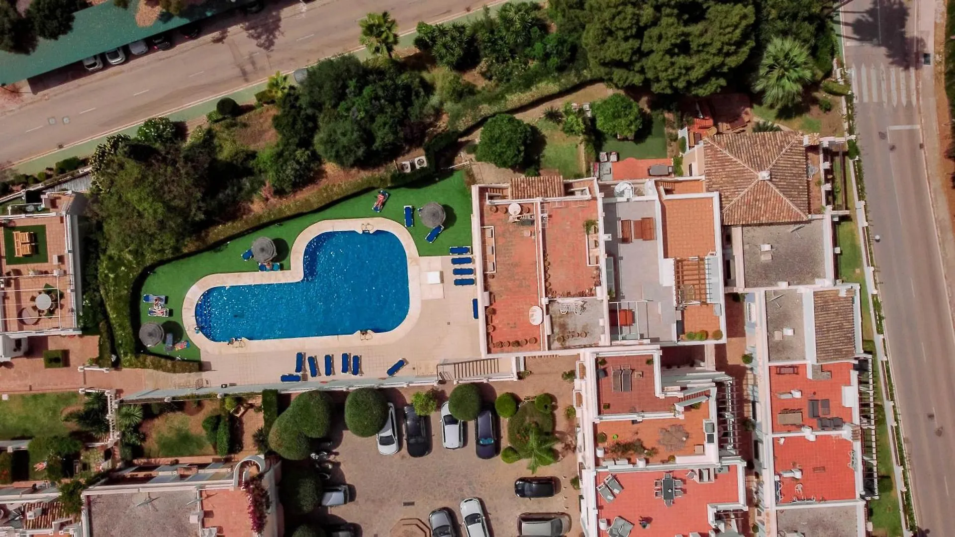 Captivating Coastal Townhouse In Aloha Pueblo With Amazing Mountain Views Marbella Feriehus